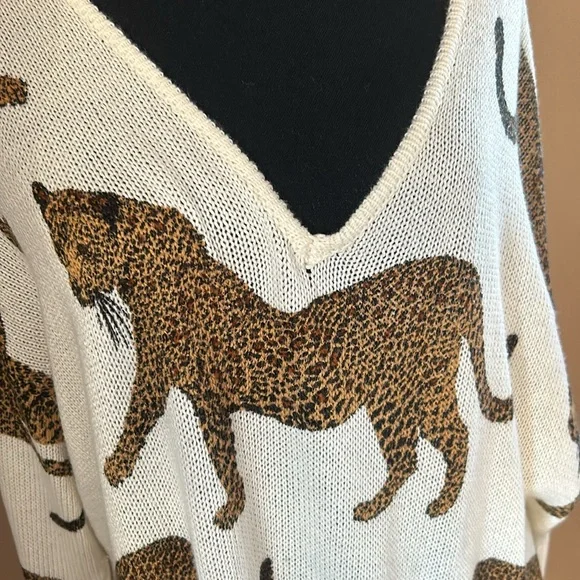 SHOW ME YOUR MUMU Oversized Hug Me Sweater Tossed Leopard Loose Knit V Neck L - Picture 4 of 10